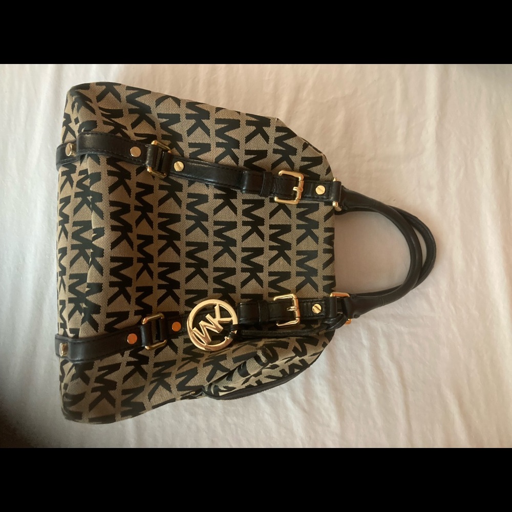 Michael Kors purse.  Excellent condition
